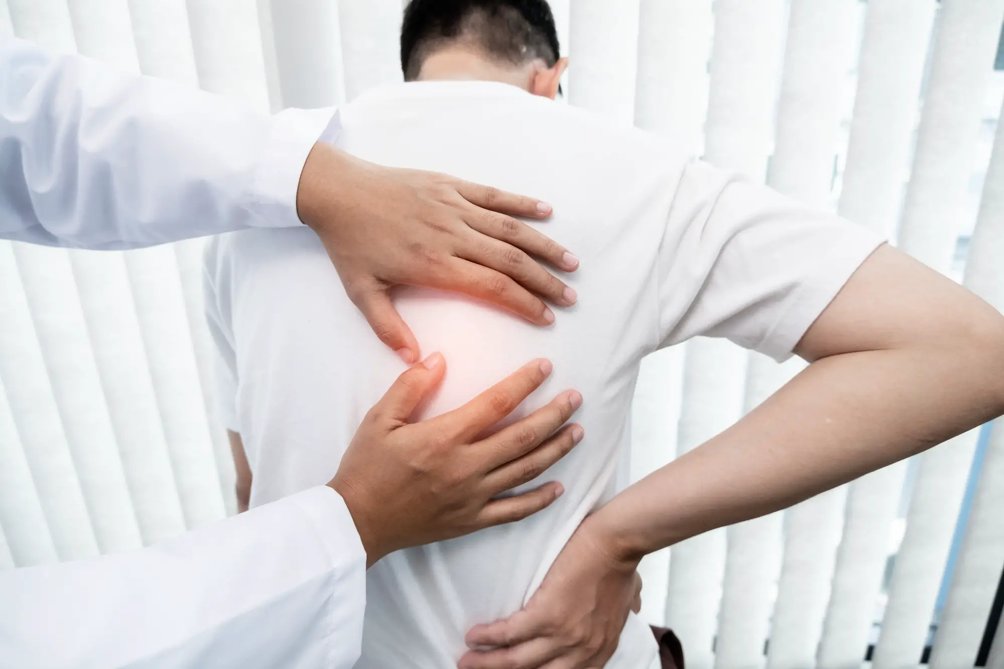 Mid Back Pain Right Side | 9 Possible Causes and Treatment