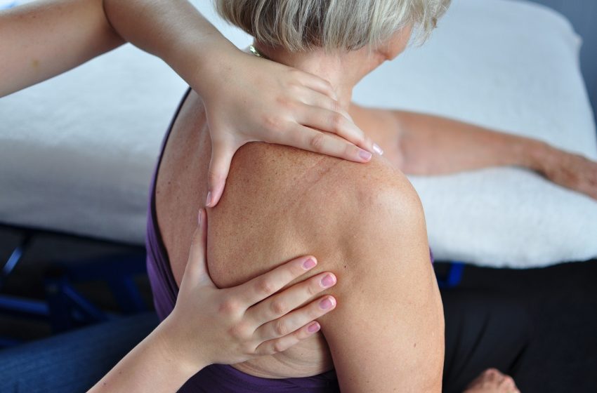  Burning In Shoulder Blade | 7 Possible Causes & Solutions