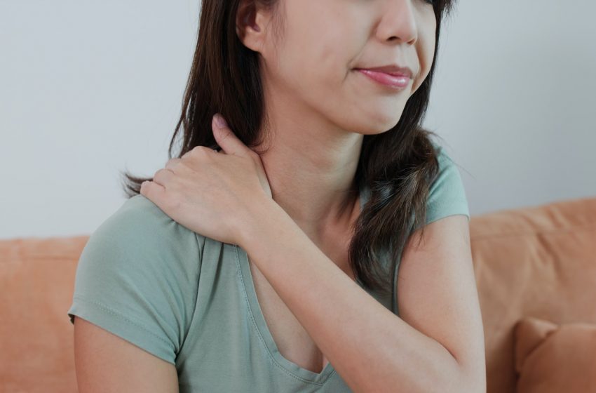  Pain Beneath Shoulder Blade | The Cause & Treatments