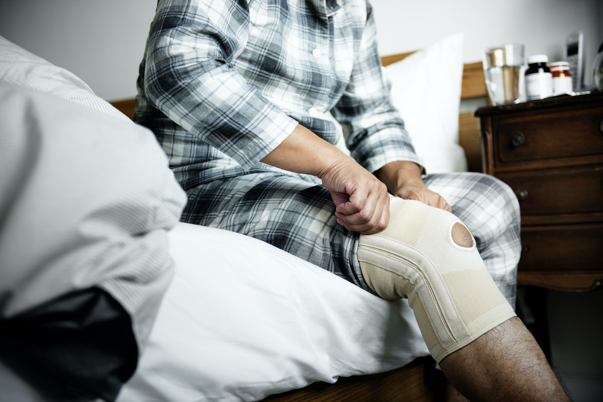 throbbing-knee-pain-at-night-the-6-possible-causes