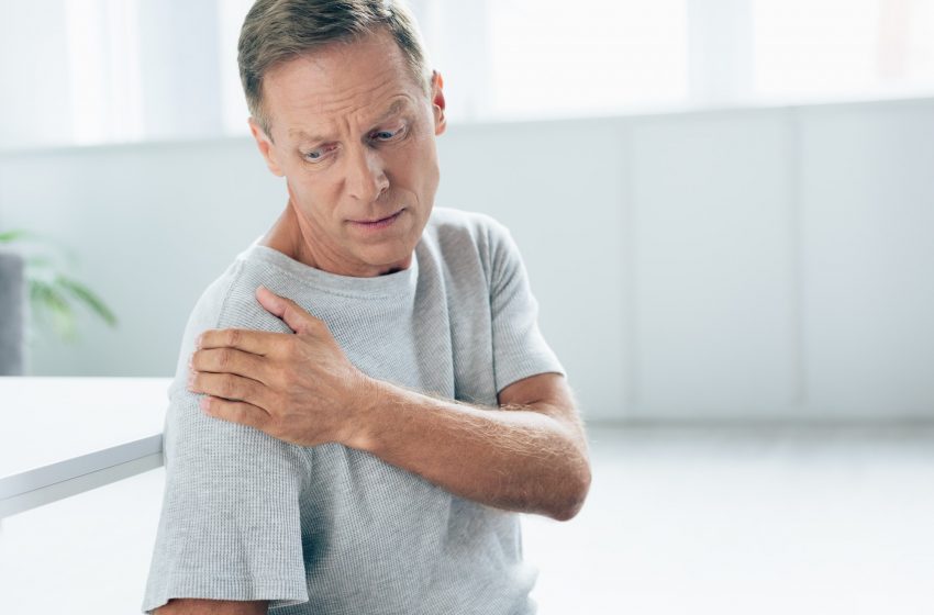  Shoulder Hurts When I Breathe | 6 Possible Causes & The Solutions