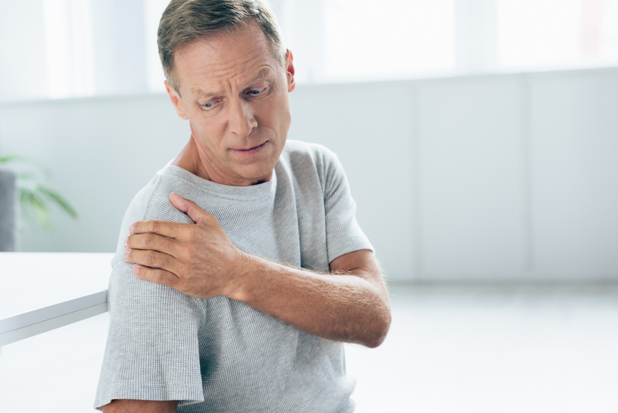 Shoulder Hurts When I Breathe | 6 Possible Causes & The Solutions