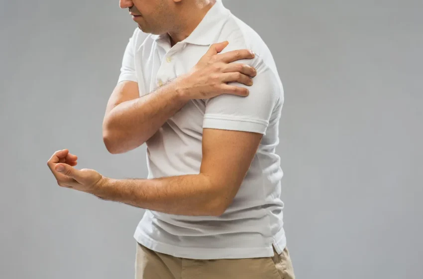  Shoulder Pain When Lifting Arm: 9 Common Causes & Remedies